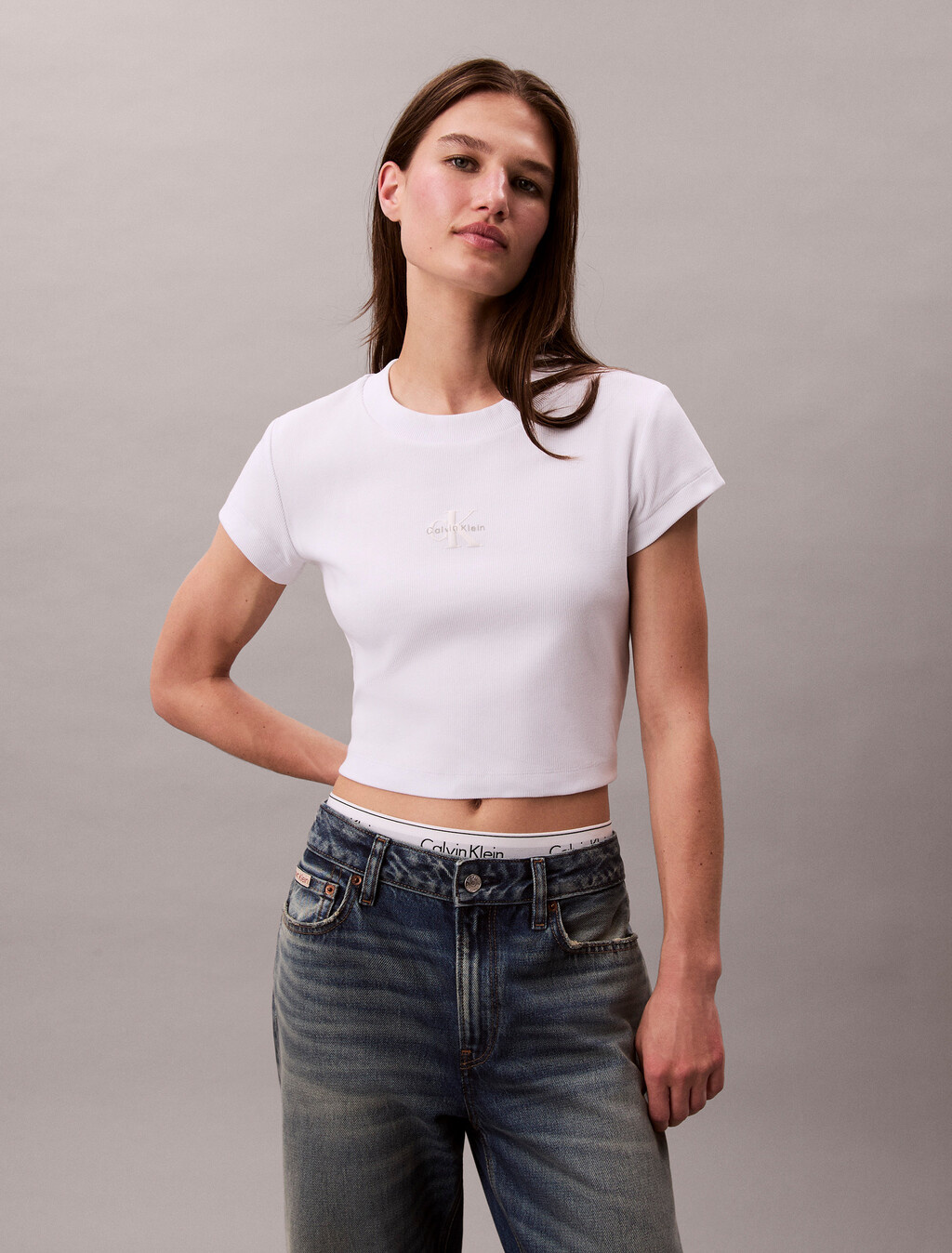 Camiseta corta con monograma ajustada