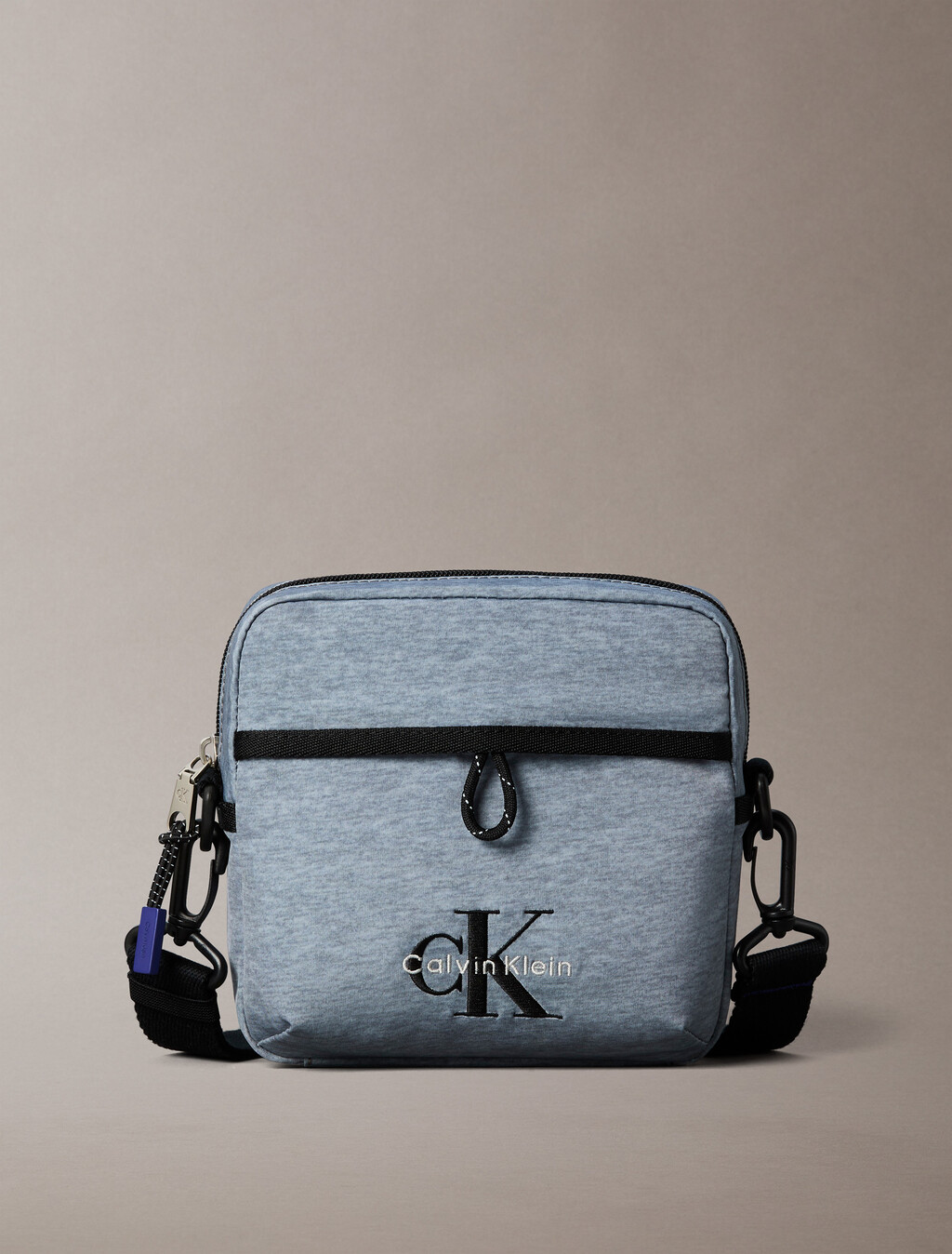 Bolso bandolera cuadrado de nailon con logo llamativo