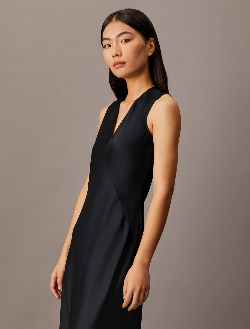 Vestido sin mangas de satín Essentials con escote en V