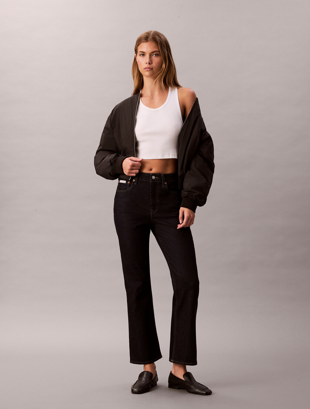 Pantalones vaqueros acampanados de cintura alta acortados