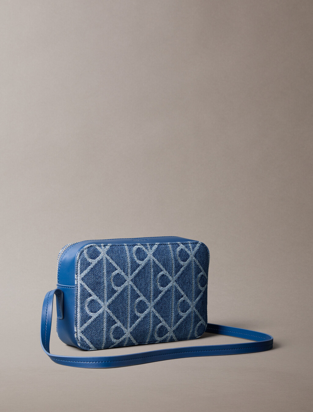 Bolso cámara con estampado de logotipo de emblema de mezclilla