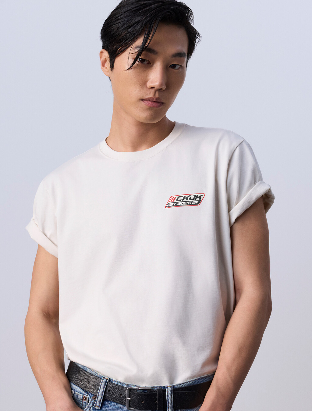 Camiseta holgada con insignia del logotipo de Jung Kook para Calvin Klein