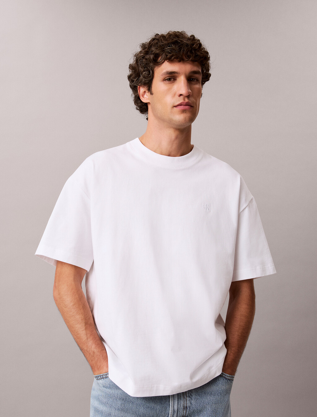 Camiseta Oversized con Monograma Relieve