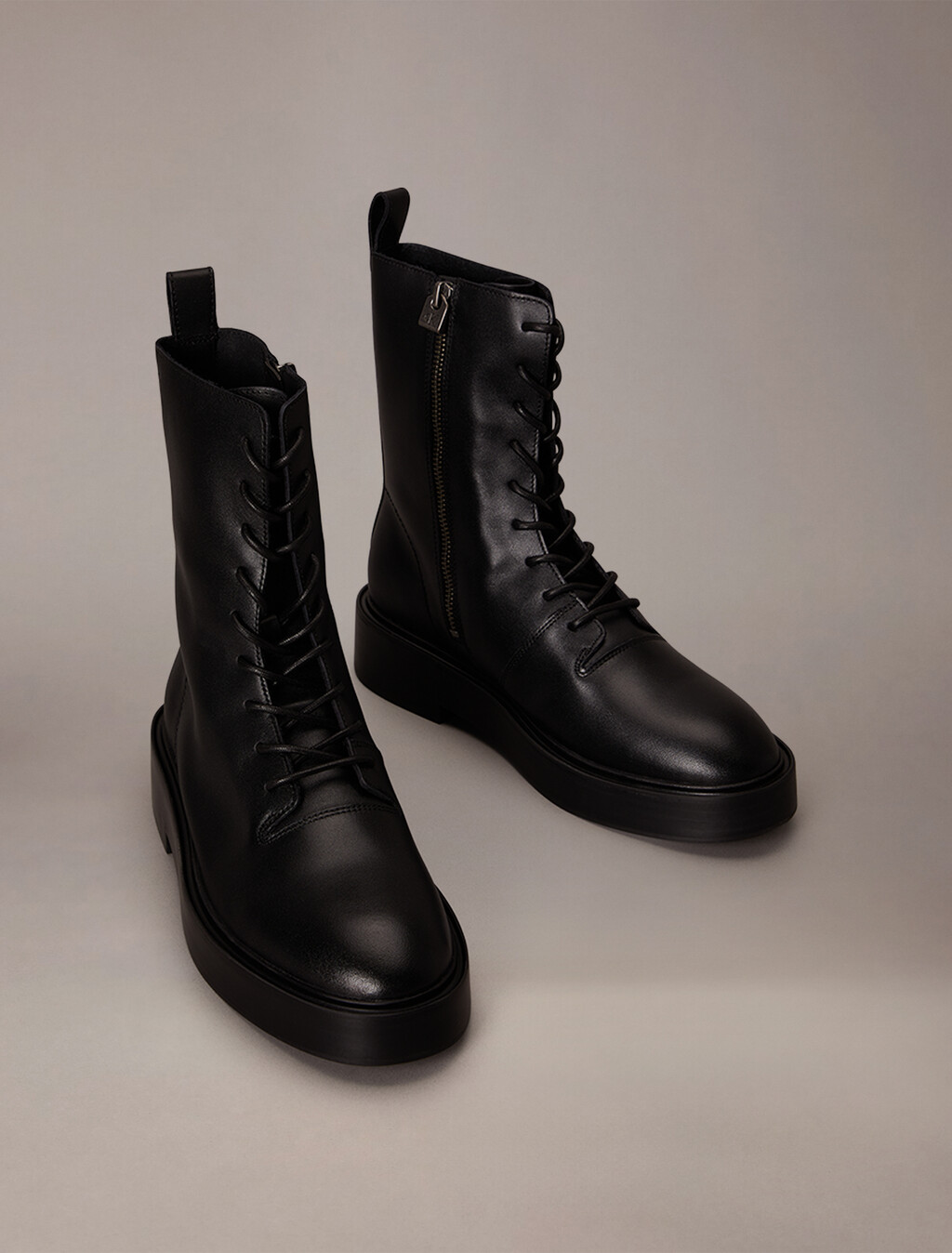 Botas de cordones con costura concava