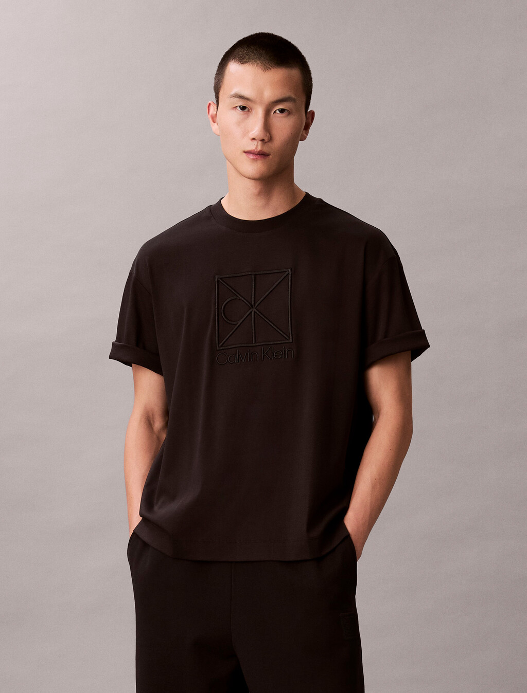 Camiseta de algodón premium con logotipo de emblema interlock holgada