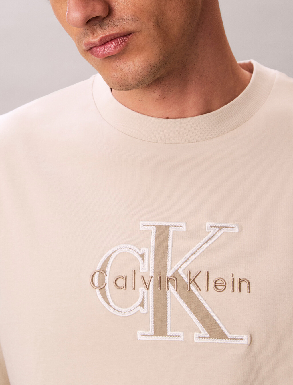 Camiseta con aplique de logo holgada