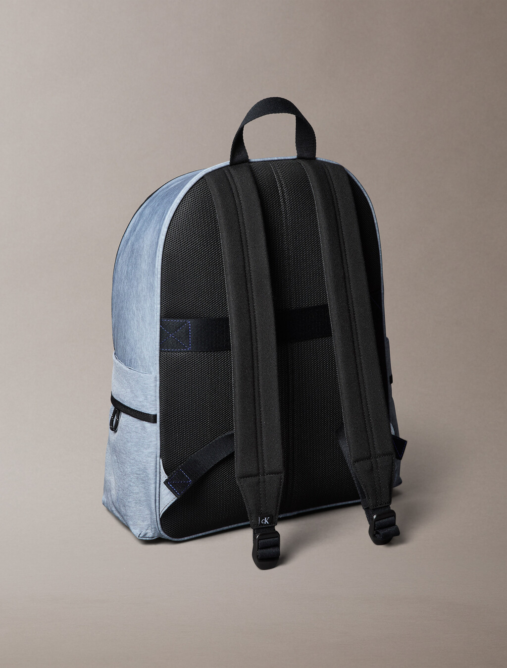 Mochila redonda de nailon con logotipo llamativo