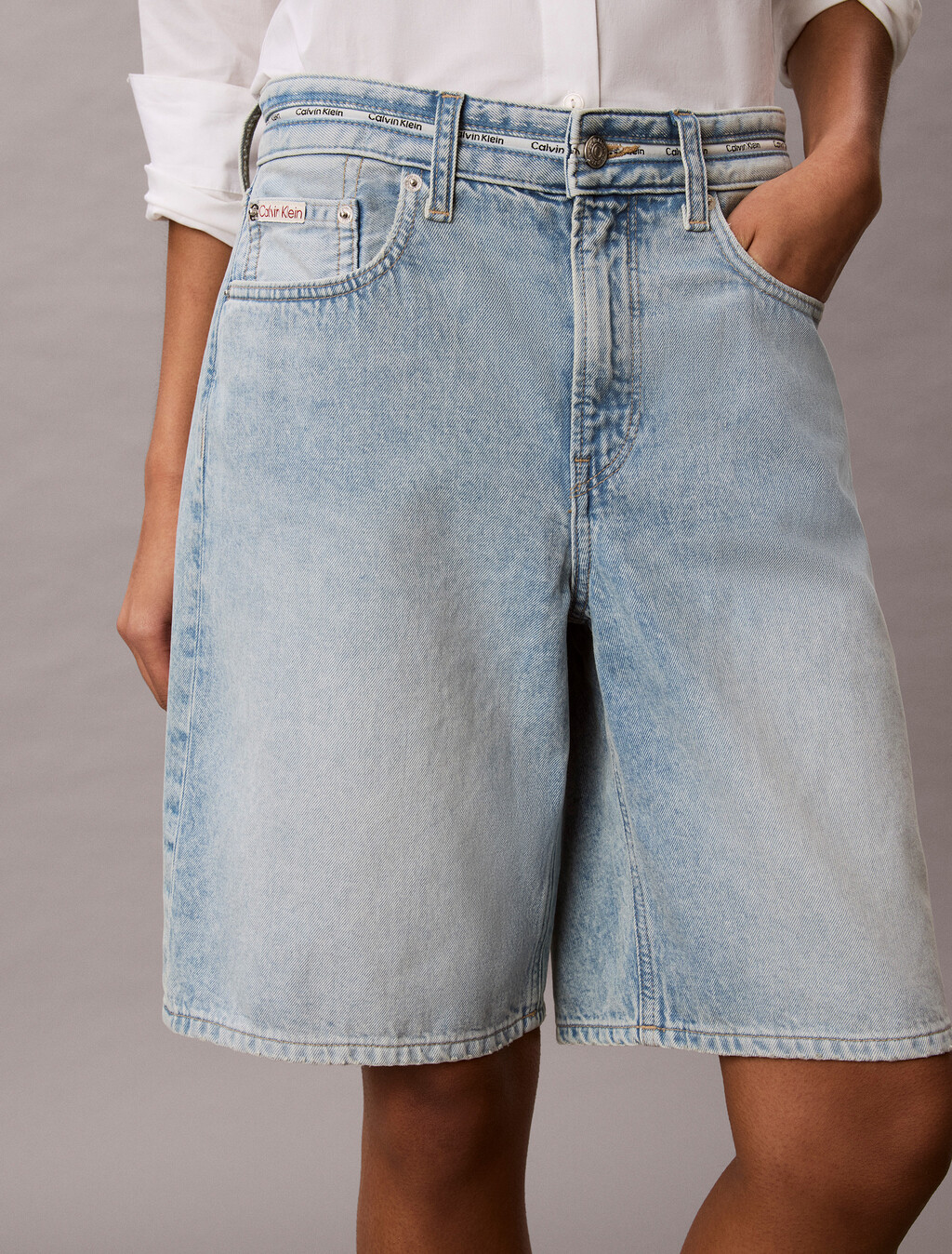 Pantalones cortos de mezclilla con cinta con logotipo