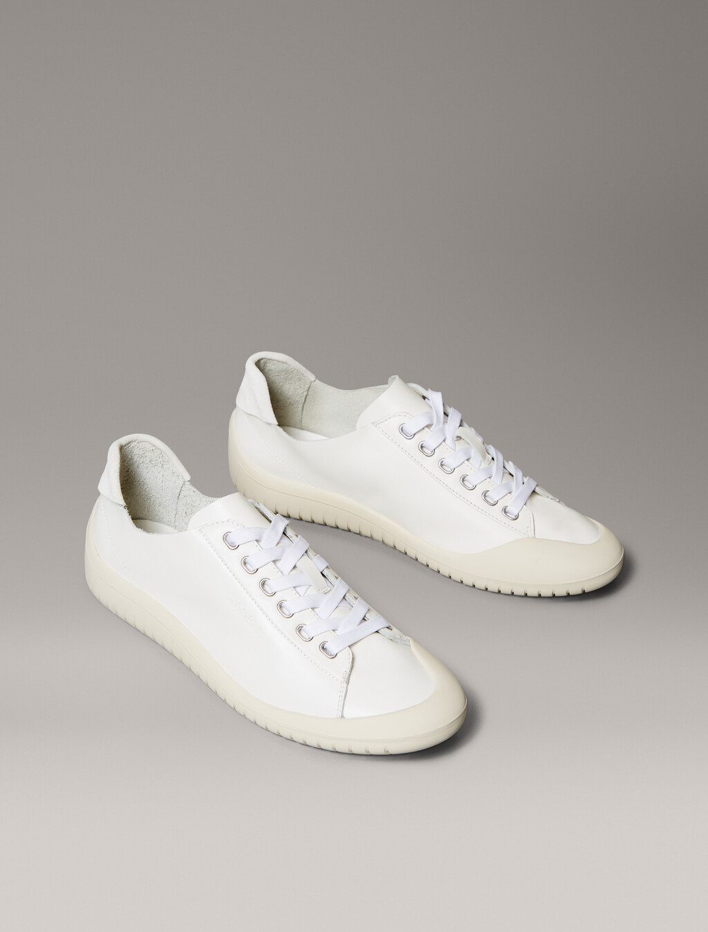 Zapatillas híbridas de cuero suave