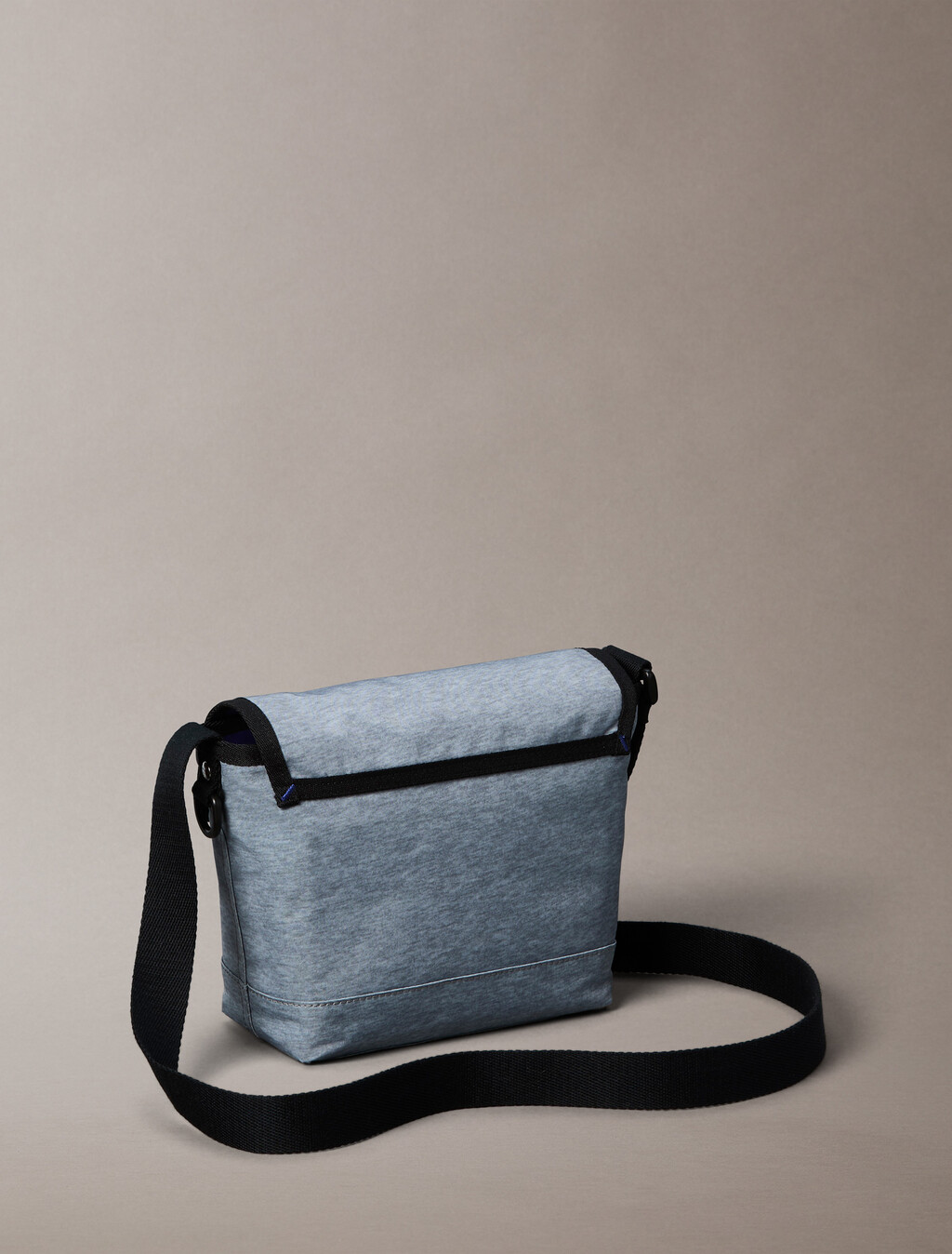 Bolso mensajero pequeño con solapa de nylon con logo llamativo