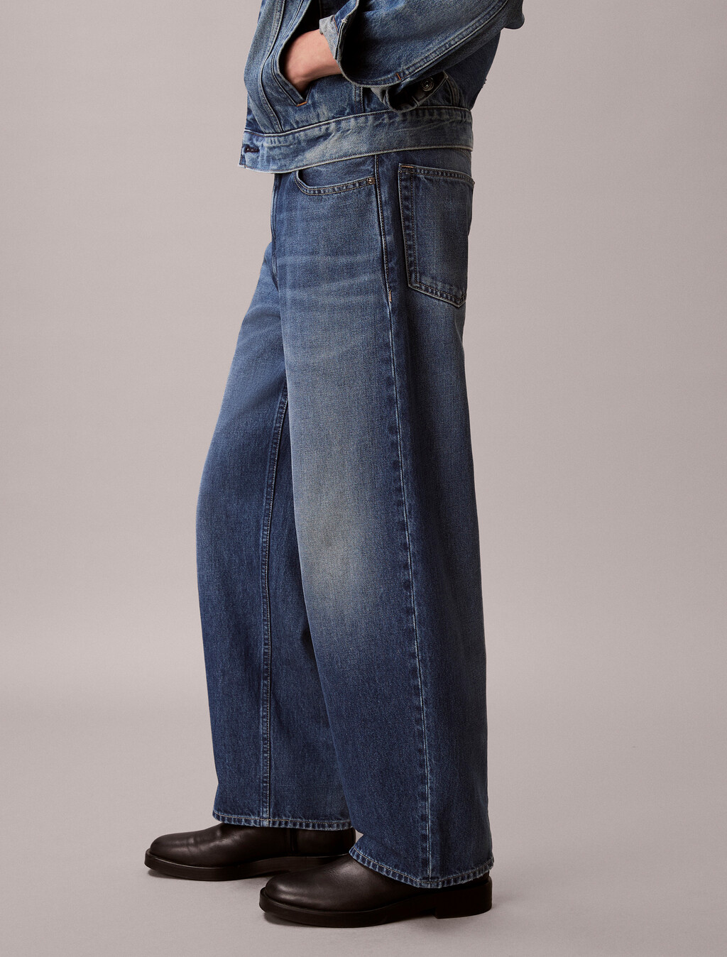 Pantalones ajustados tipo barril