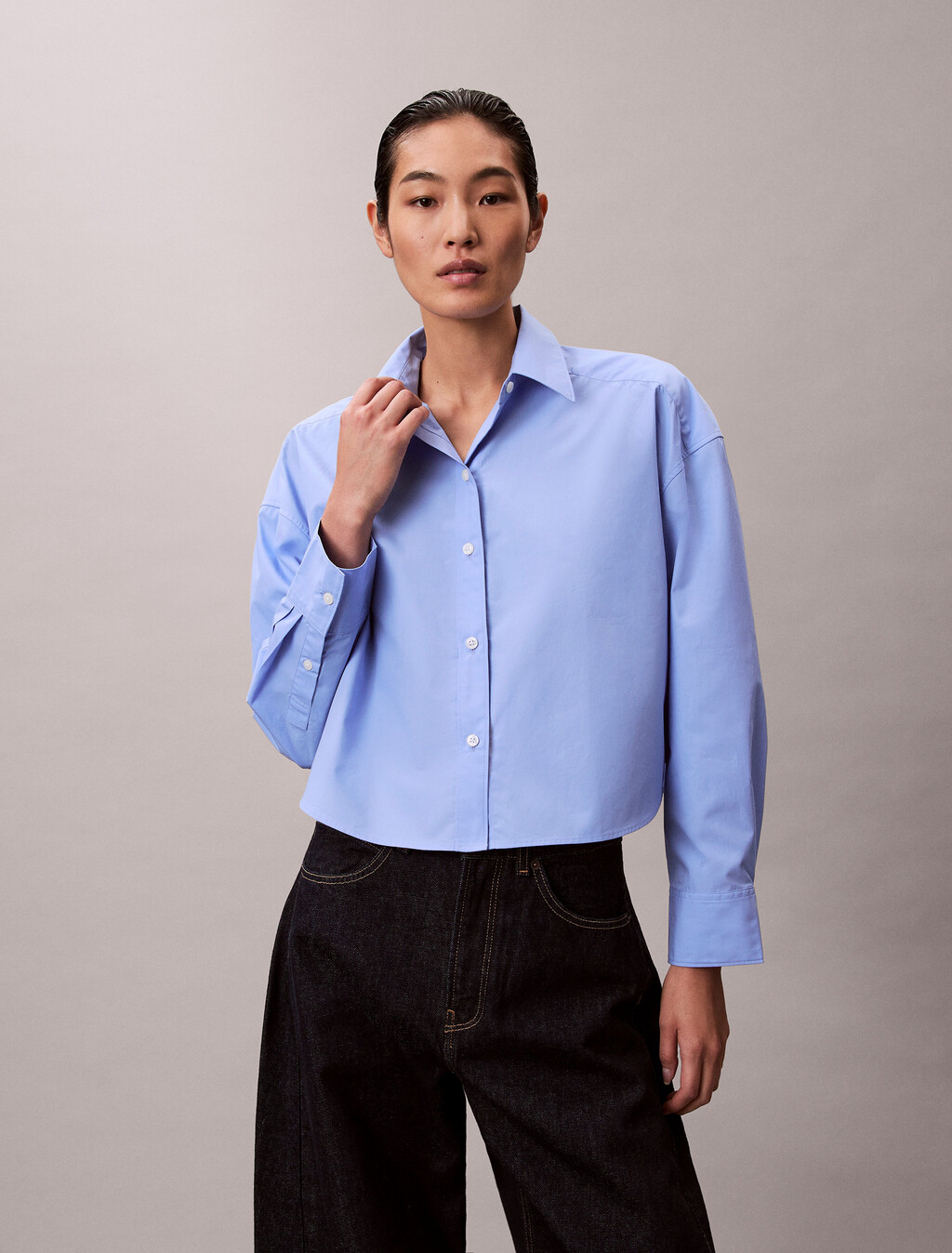 Camisa de botones recta y acortada de popelín