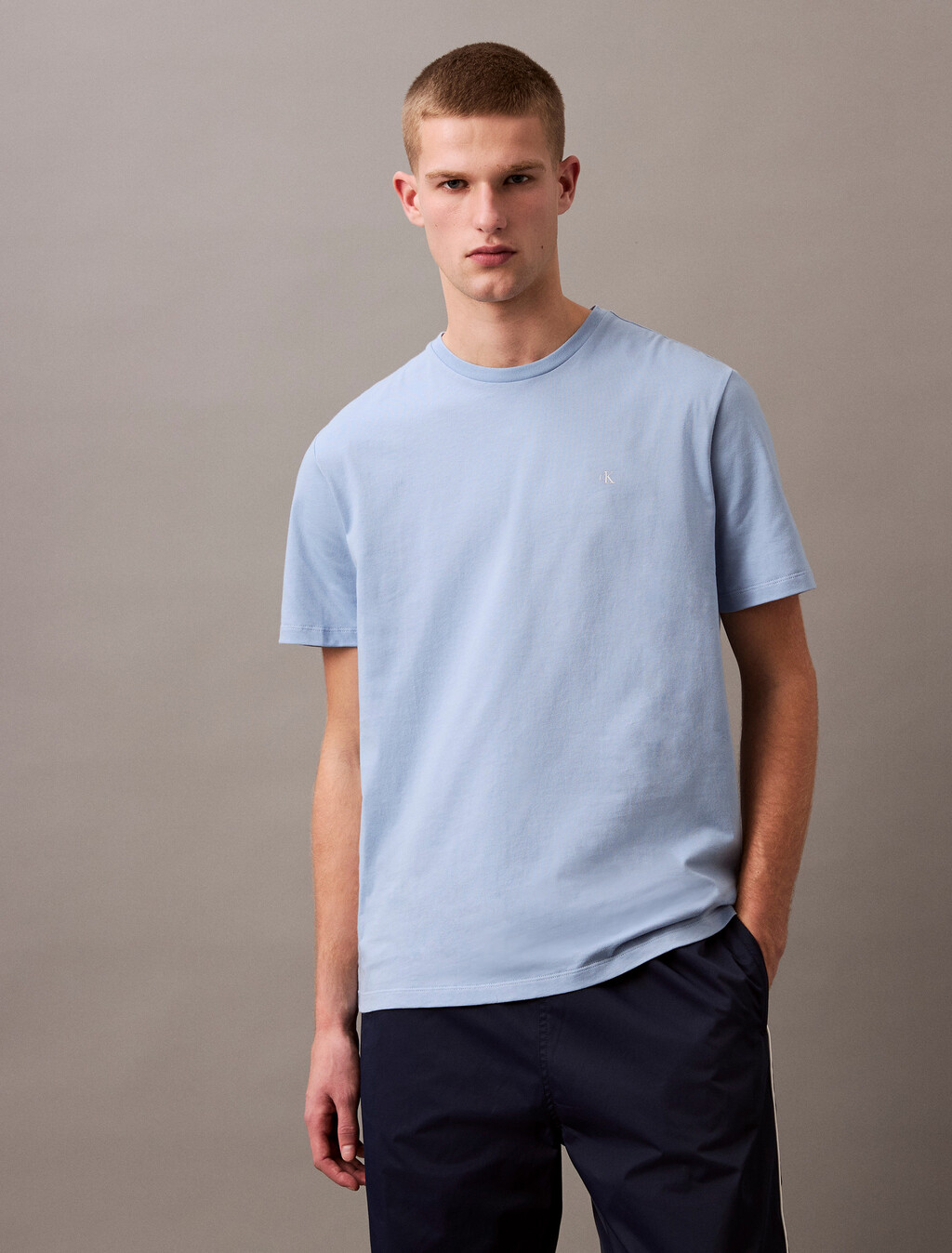 Camiseta de algodón suave con logo monograma