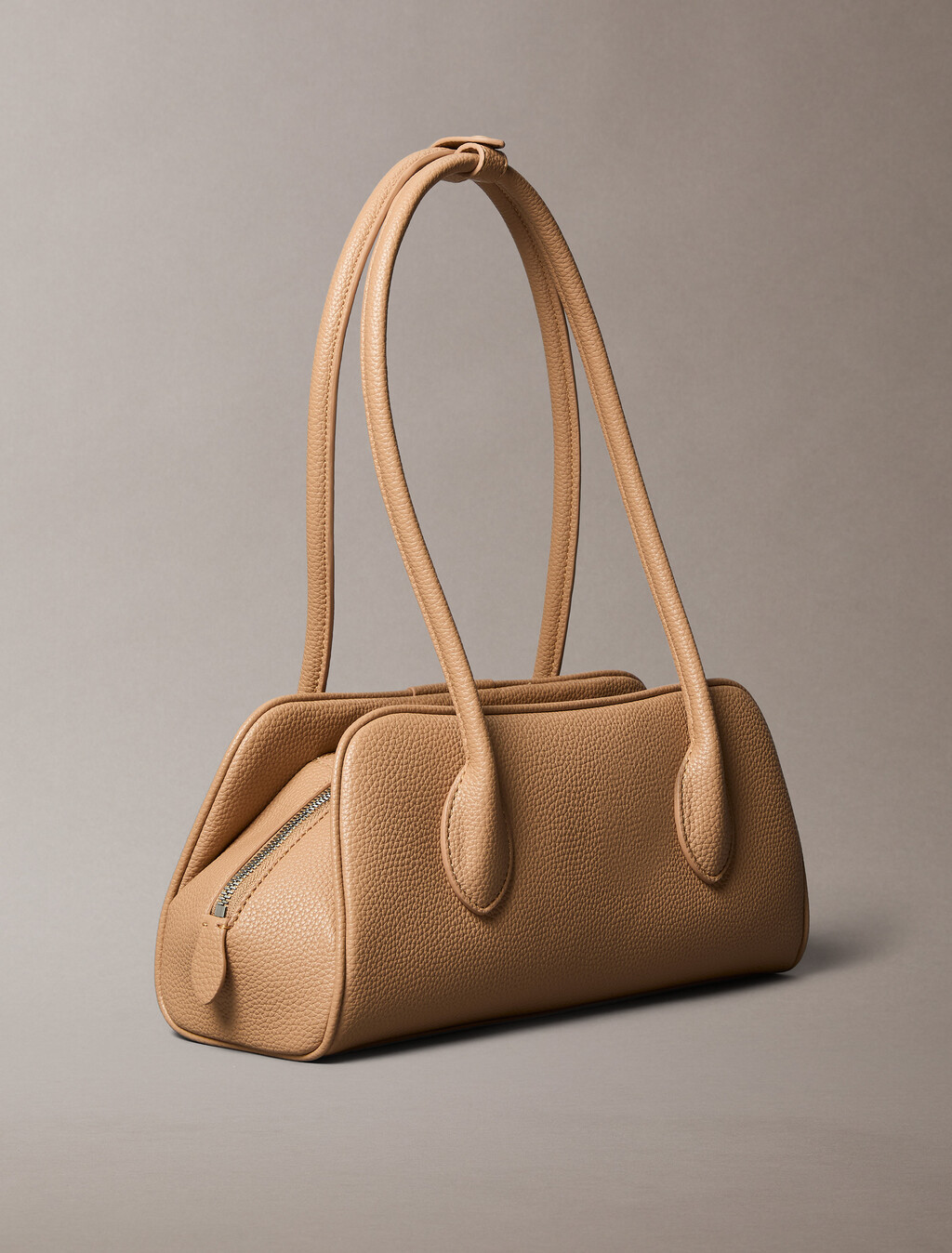 Bolso de hombro con logo emblema