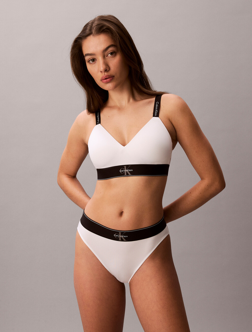 Bralette Ligeramente Forrado - Microfibra Elástica con Estampado de Monograma Gráfico