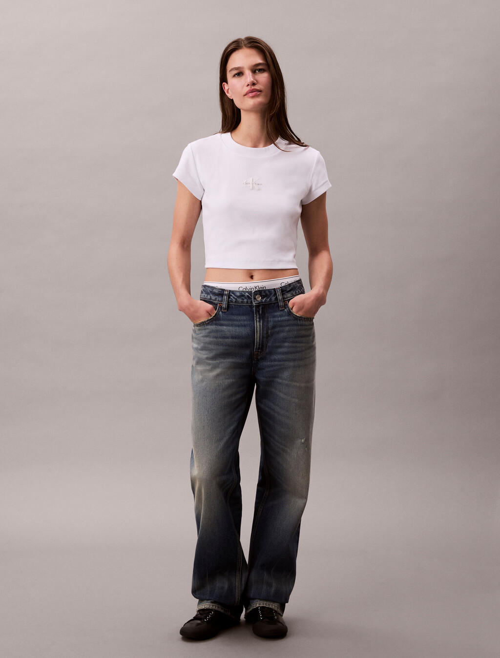 Camiseta corta con monograma ajustada
