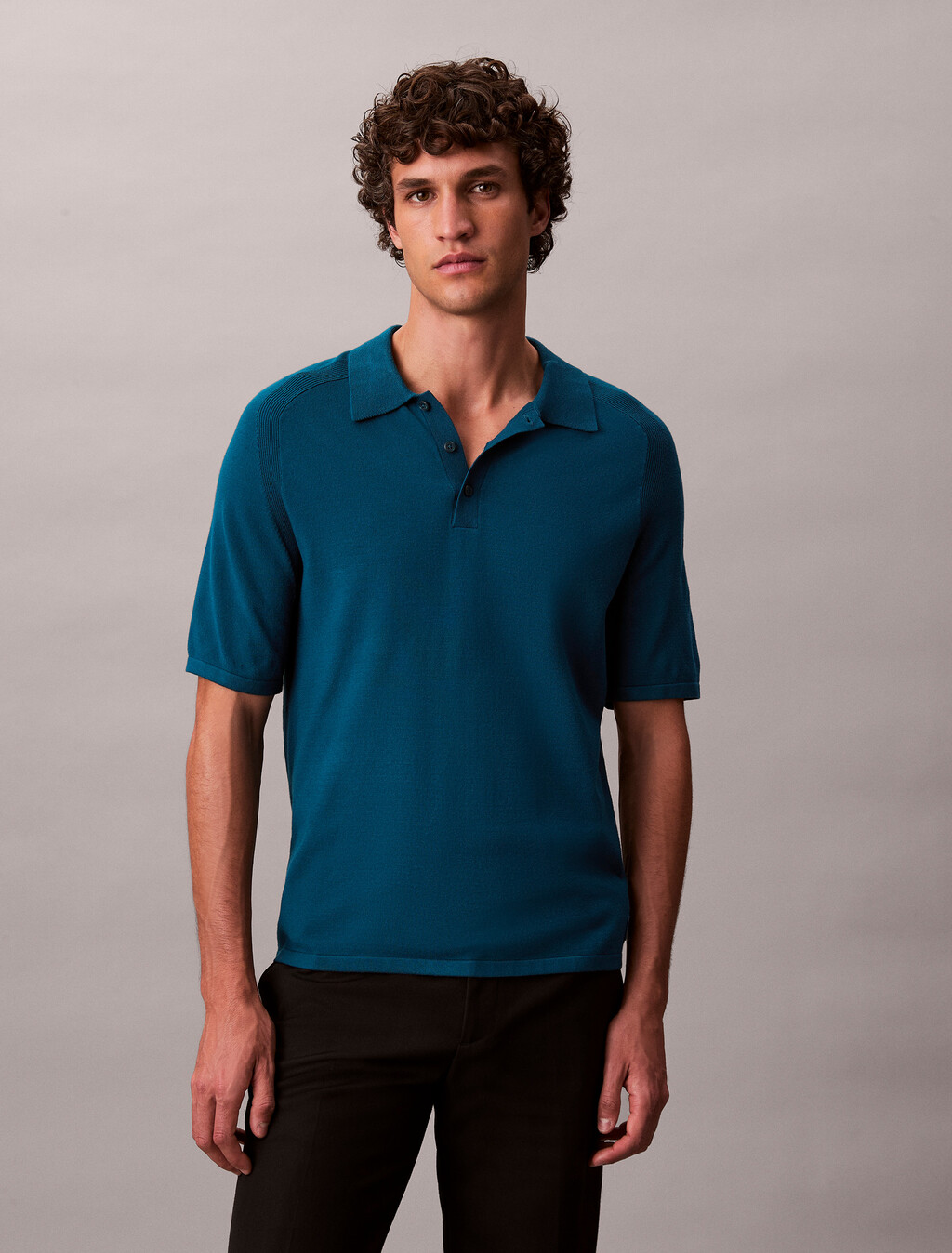 Polo de viscosa con tejido técnico