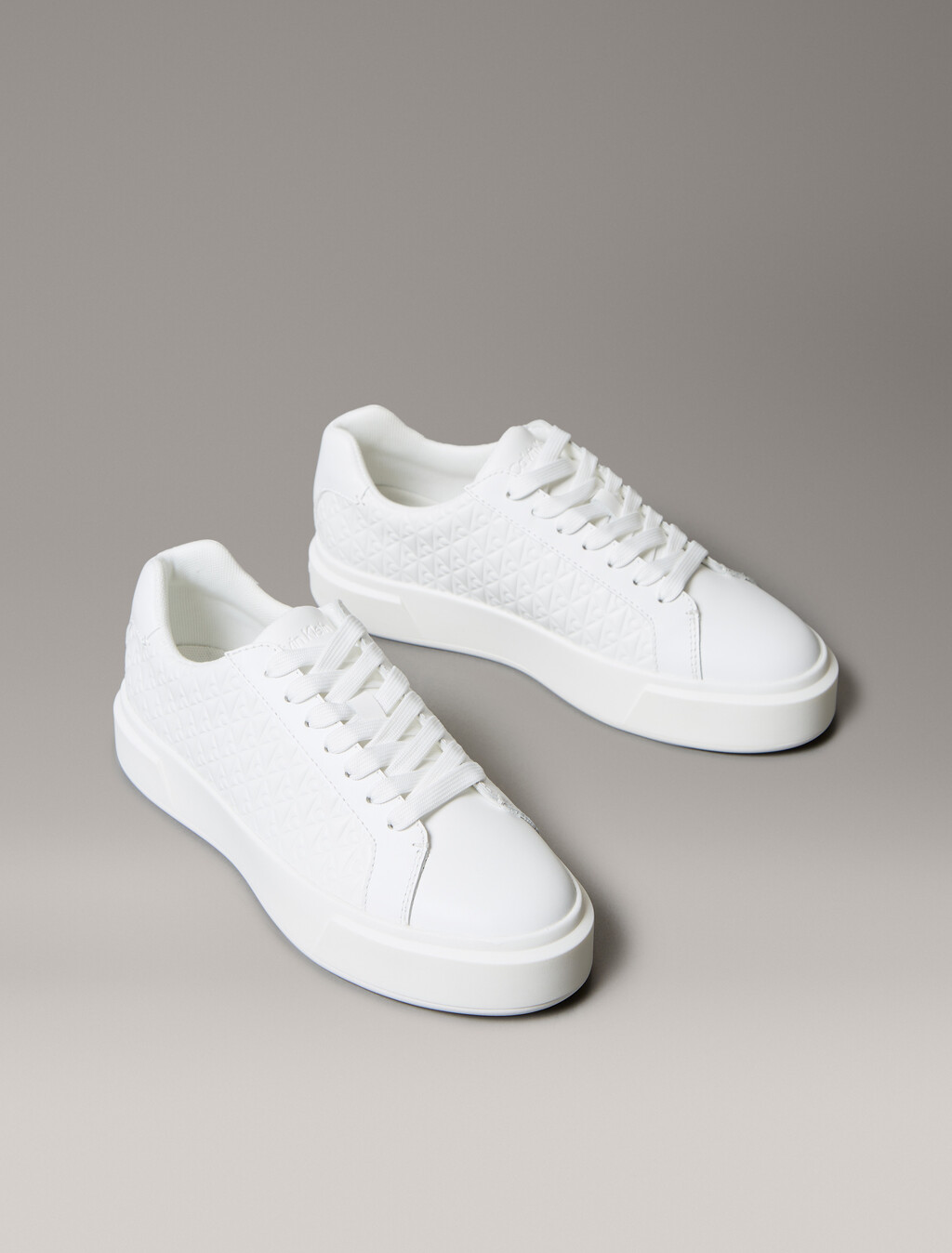Zapatillas con logotipo de emblema de cuero