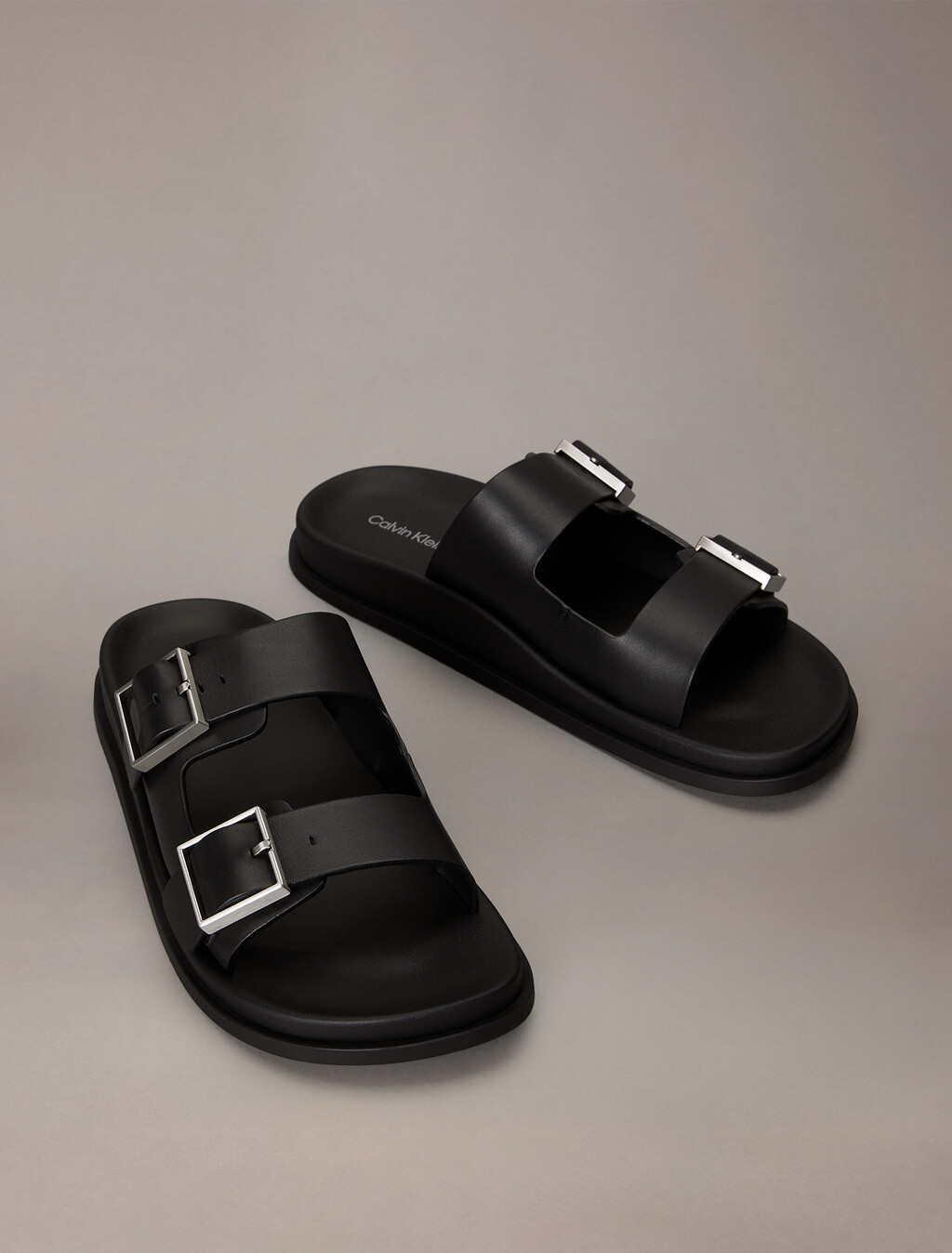 Sandal de ciudad con doble hebilla