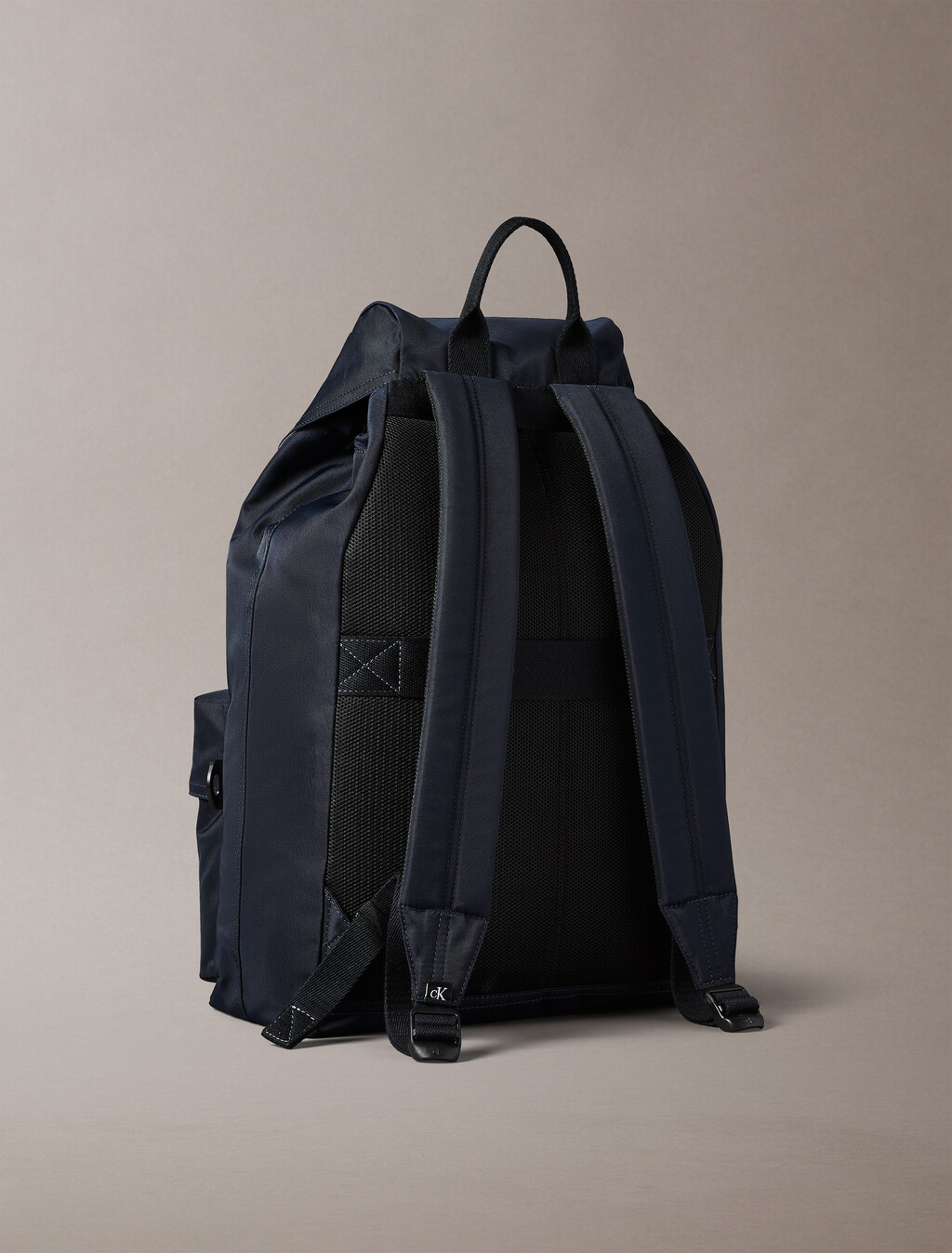 Mochila con cierre superior con logotipo monograma de nailon