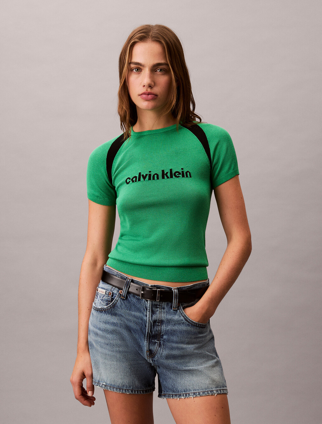 Camiseta ajustada con gráfico de logo contrastante