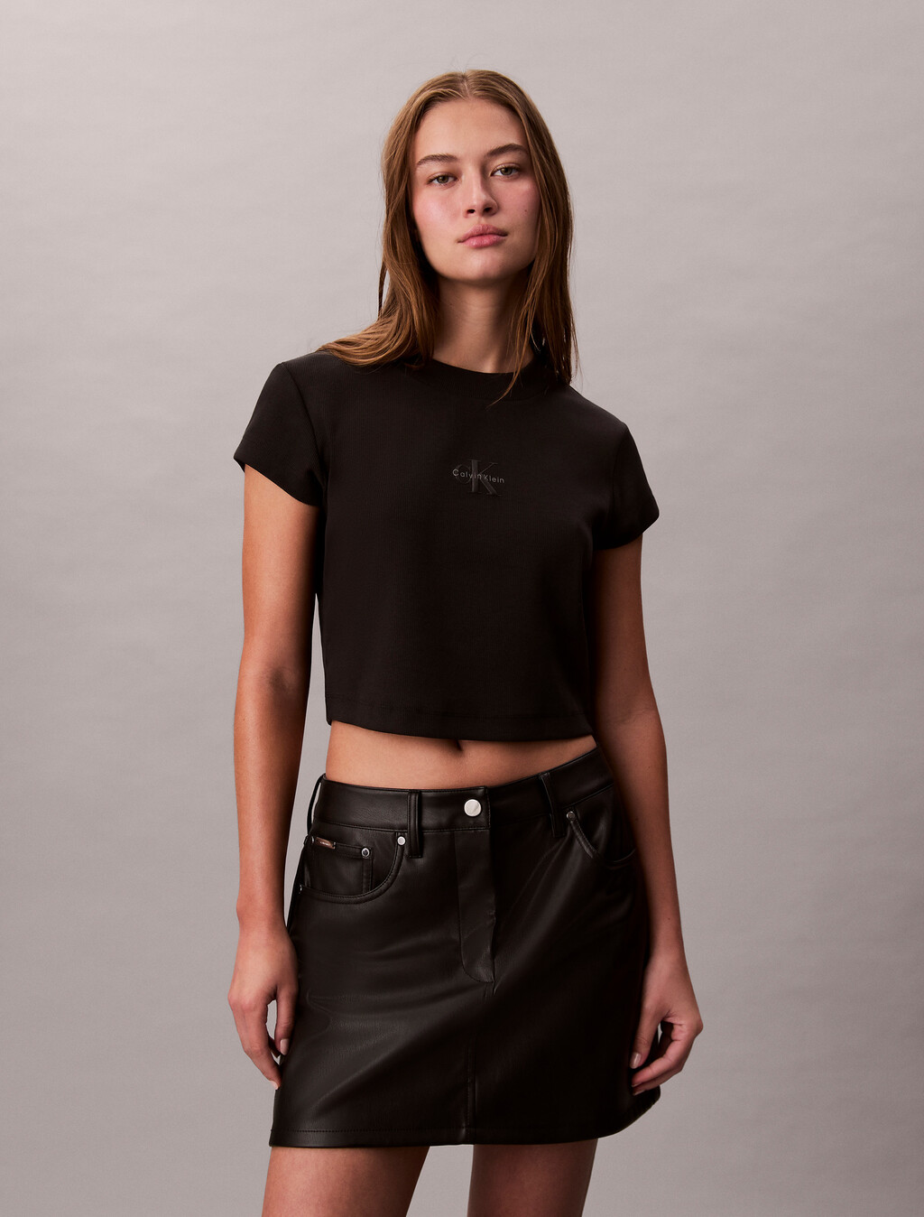 Camiseta corta con monograma ajustada