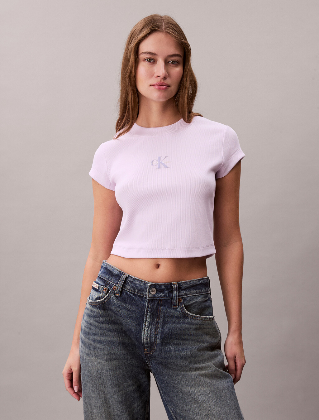 Camiseta con monograma ajustada y recortada