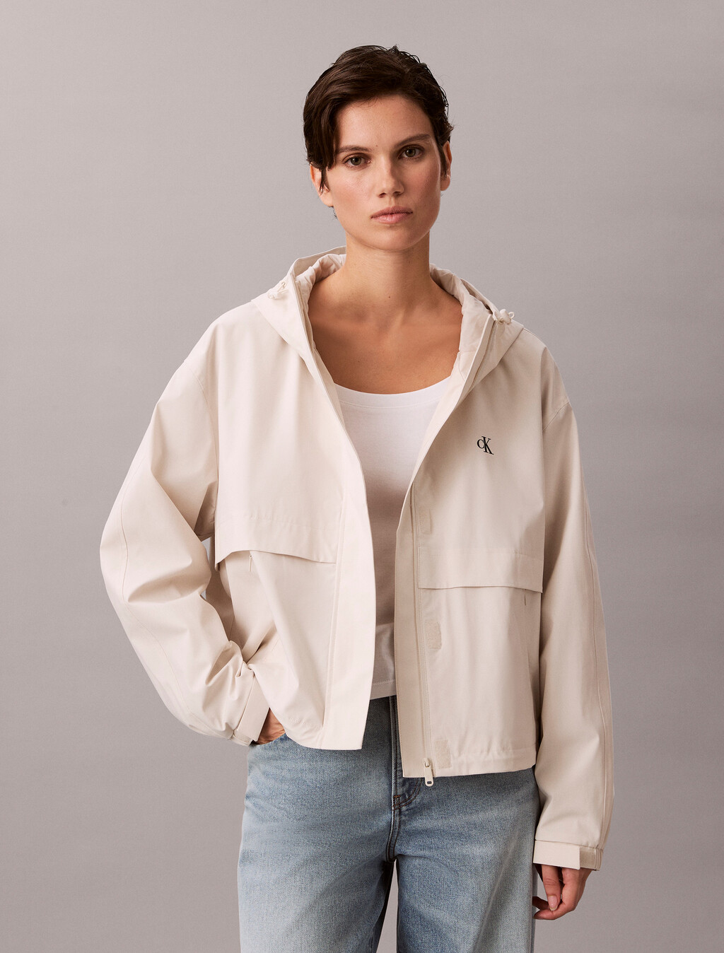 Chaqueta técnica con capucha holgada
