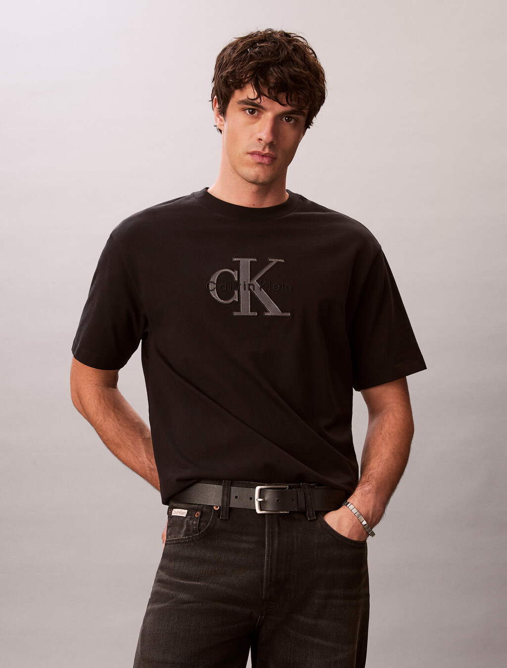 Camiseta con aplique de logotipo holgada