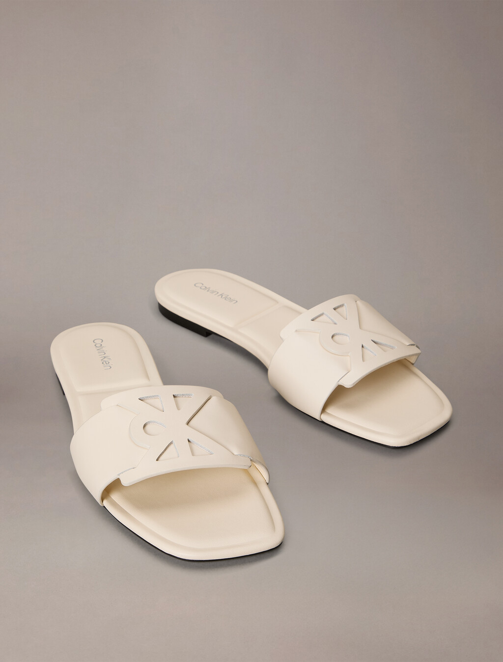 Amira - Sandalias planas de cuero con punta cuadrada