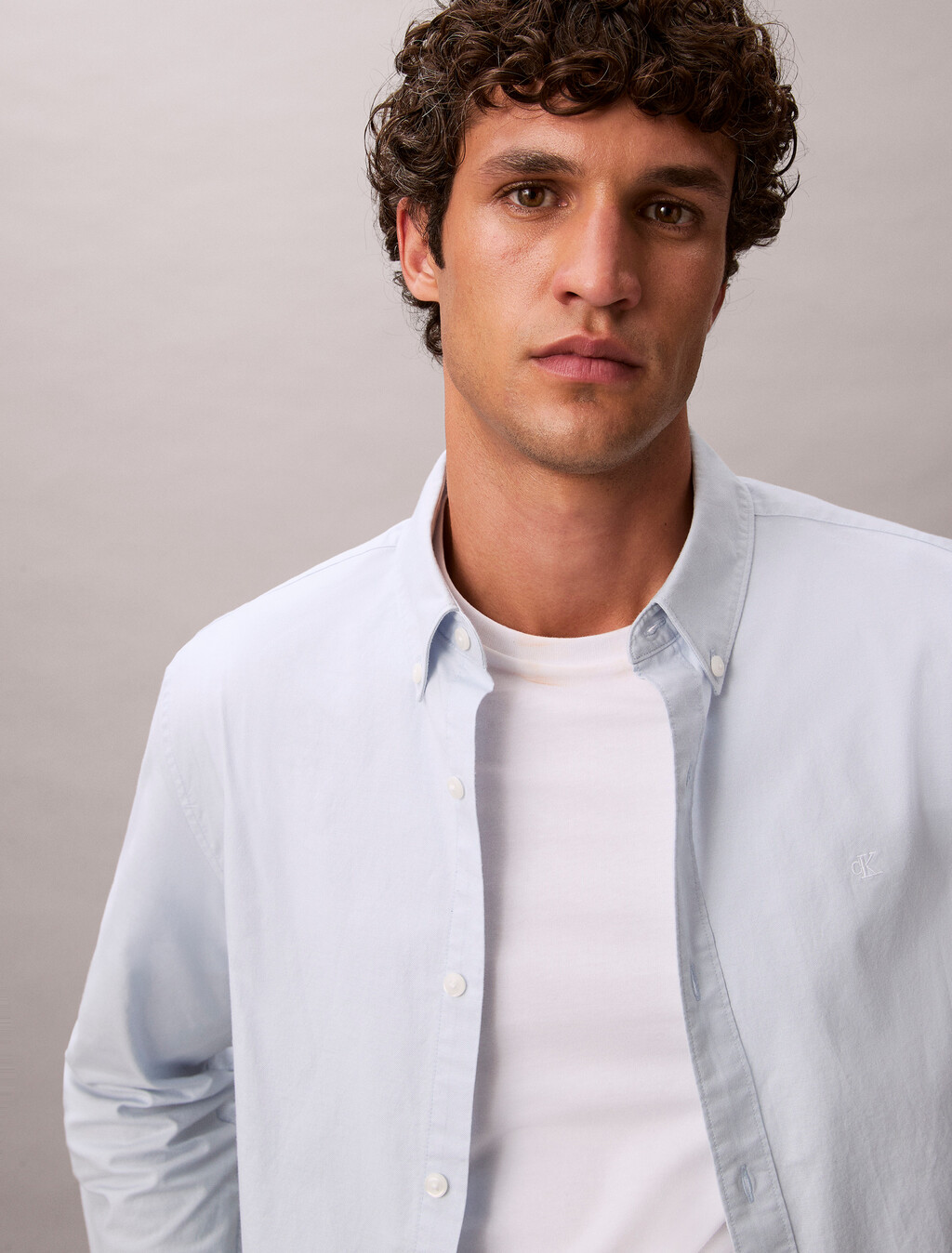 Camisa Oxford clásica de botones de color sólido