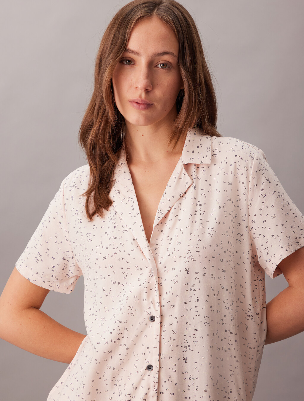 Vestido de pijama de viscosa entrelazada con cuello picado