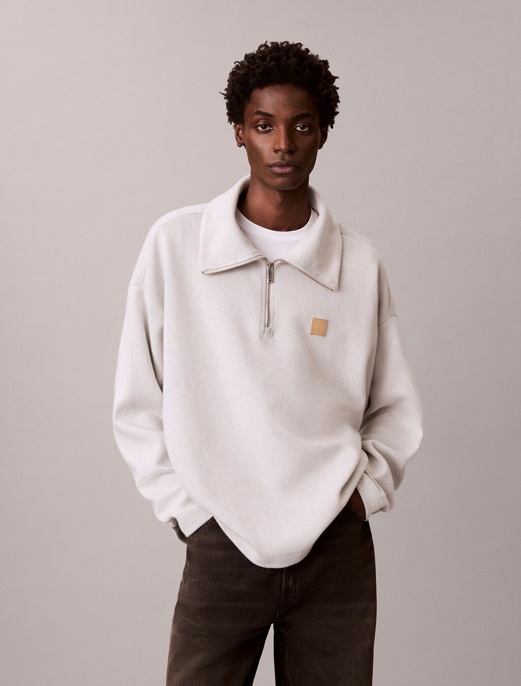 Sudadera con logo emblemático y cremallera 1/4 de rib teñido