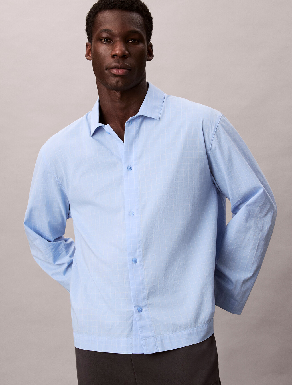 Camisa clásica de botones con comodidad