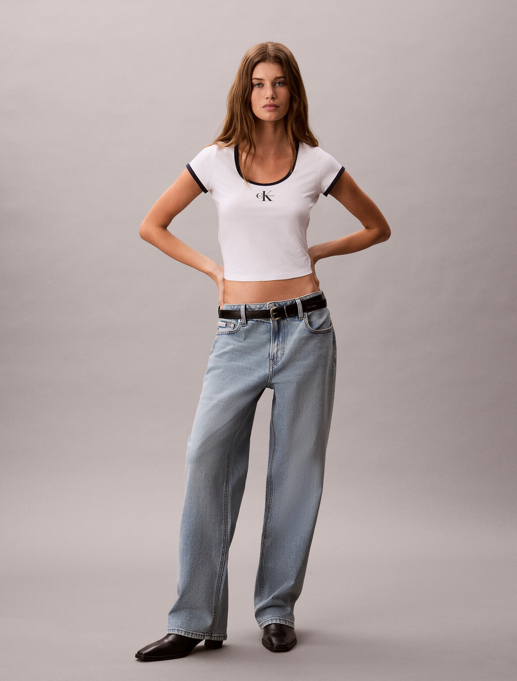 Camiseta de algodón elástico ajustada con cuello redondo