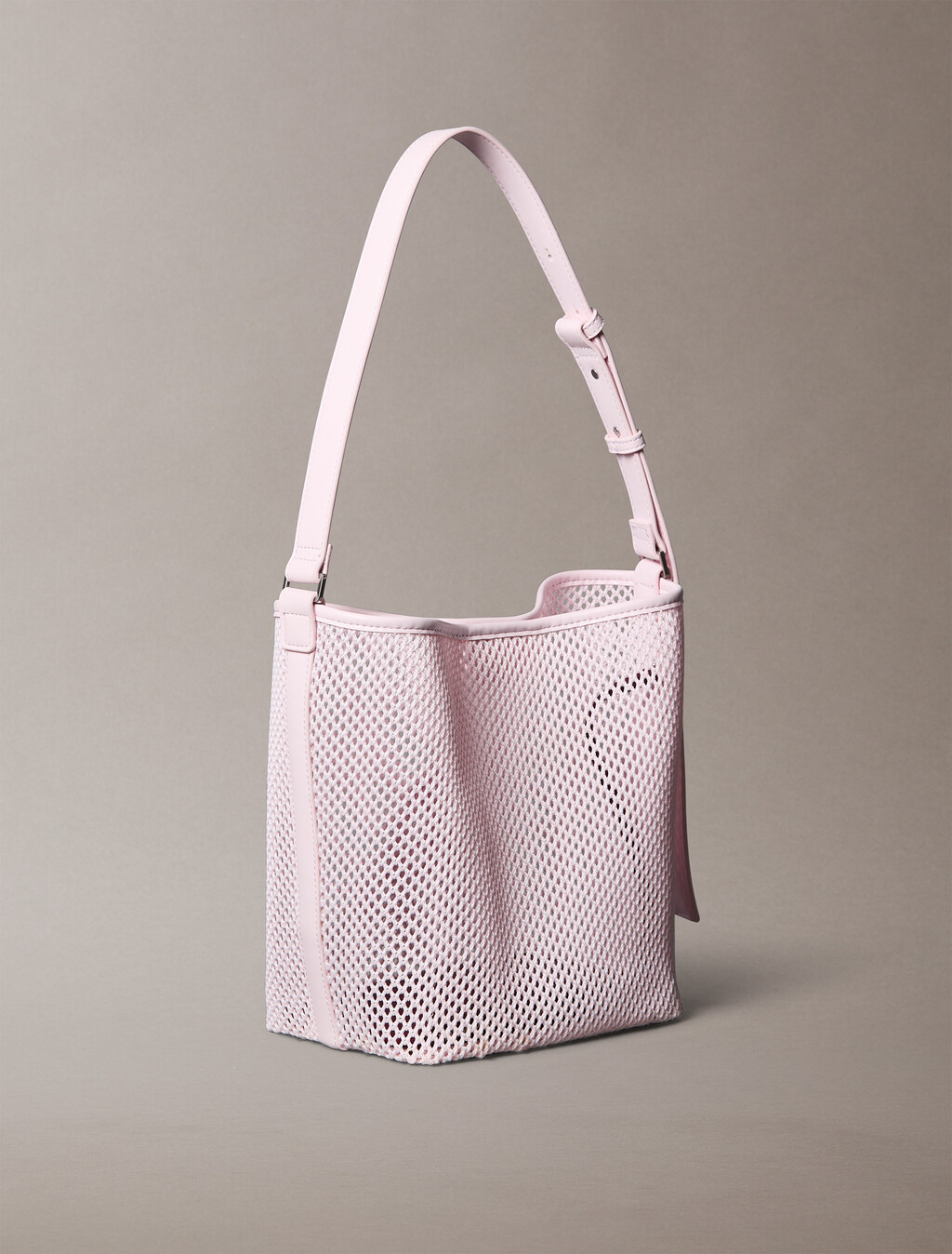 Bolso tipo cubo con logotipo de malla y bolsillo