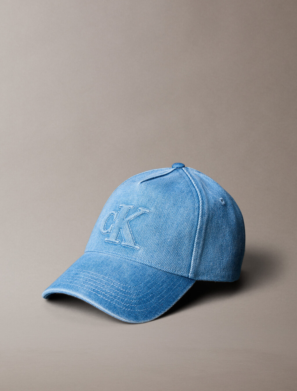 Gorra de mezclilla con logotipo estacional