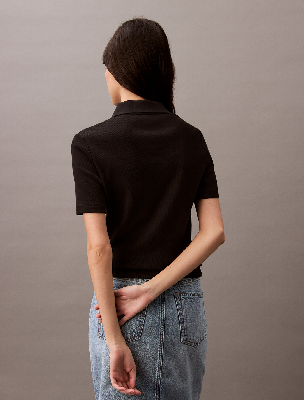 Polo Slim Essential con cuello en V