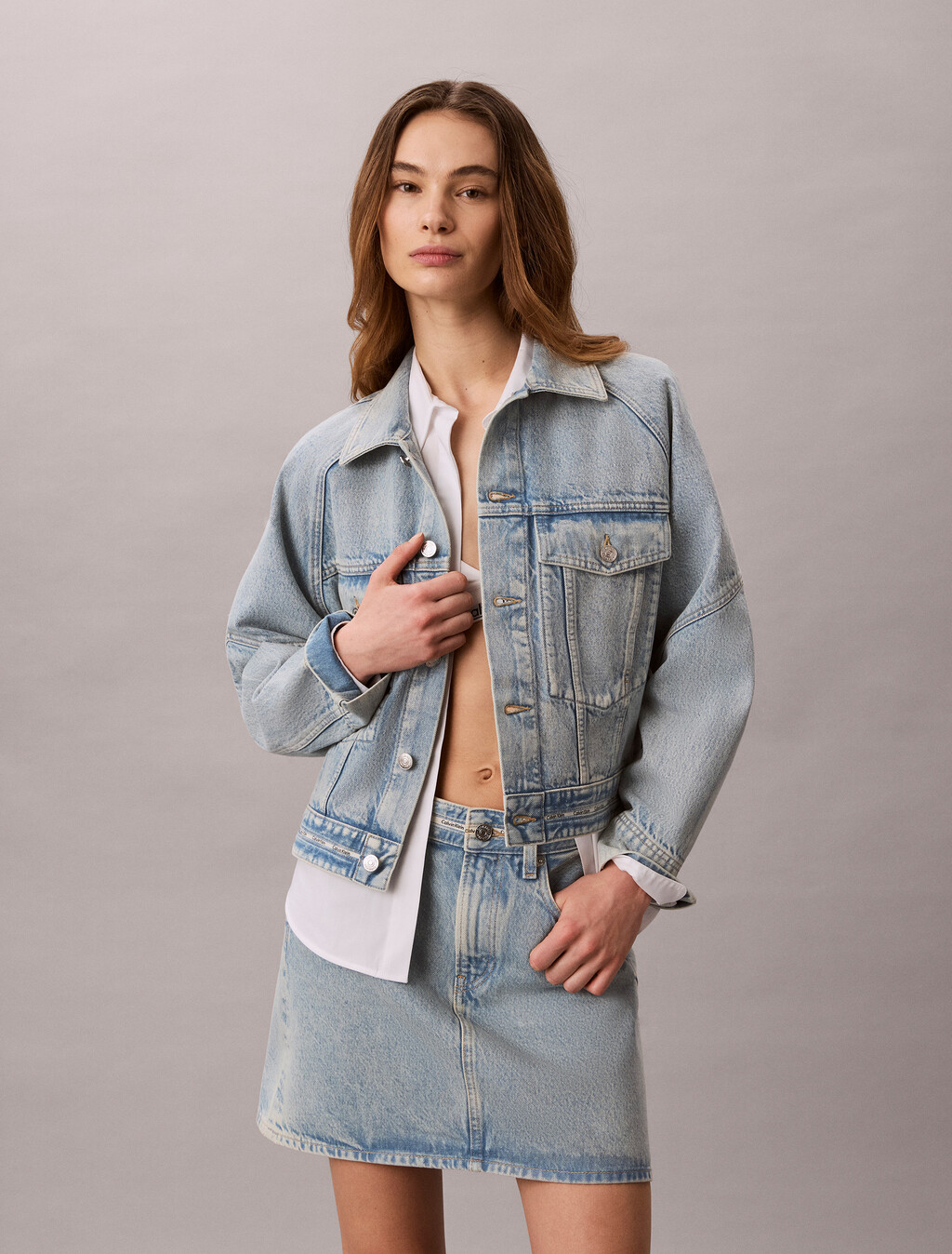 Chaqueta vaquera con cinta con logotipo tipo caja