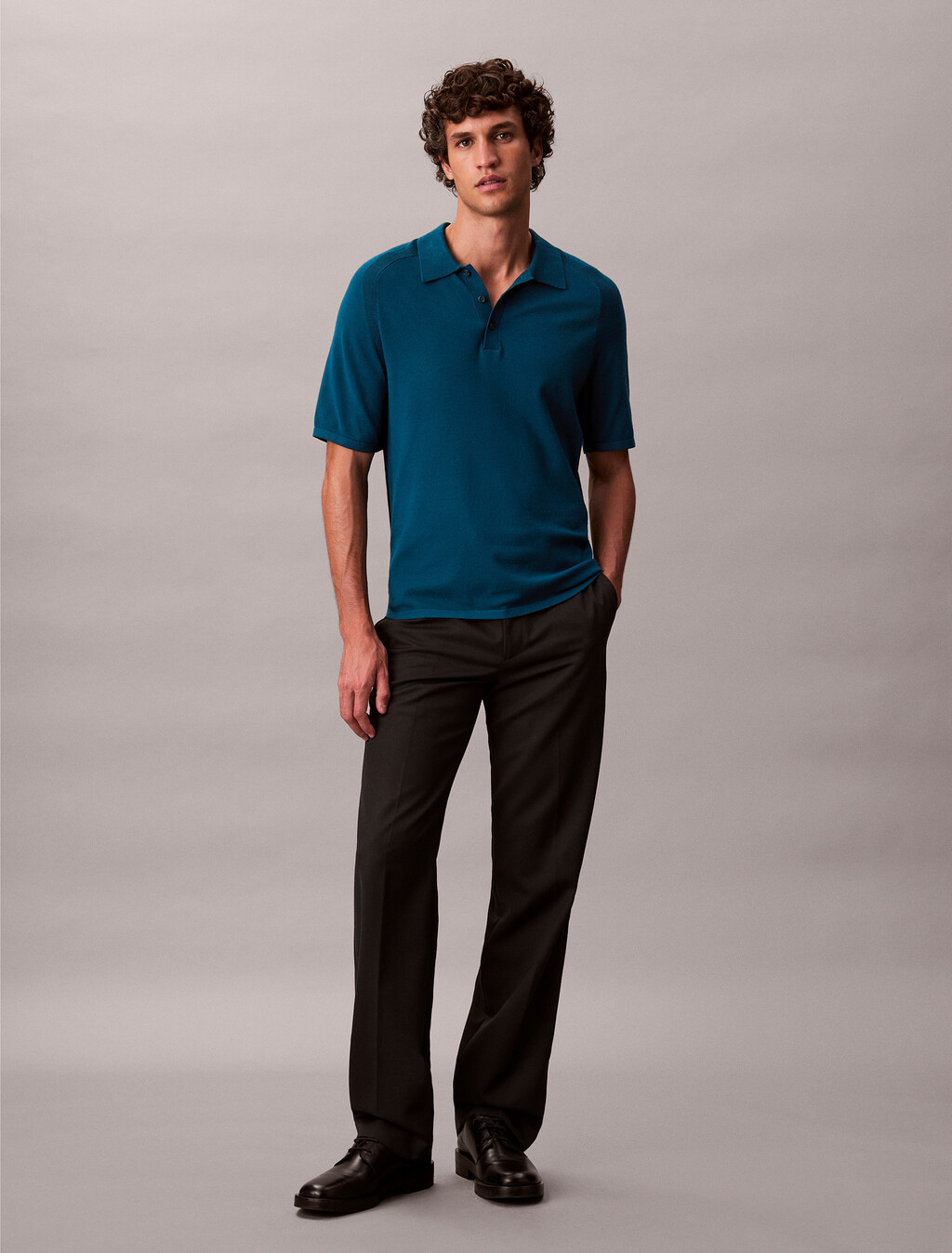 Polo de viscosa con tejido técnico