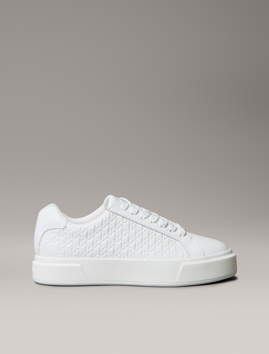 Zapatillas con logotipo de emblema de cuero