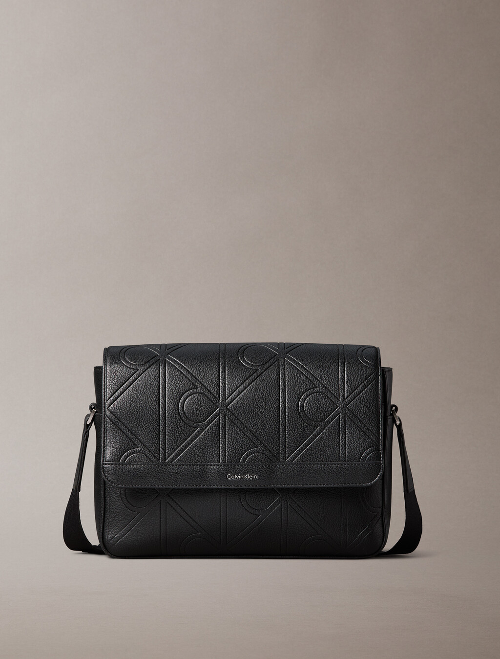 Bolso bandolera con emblema CK acanalado