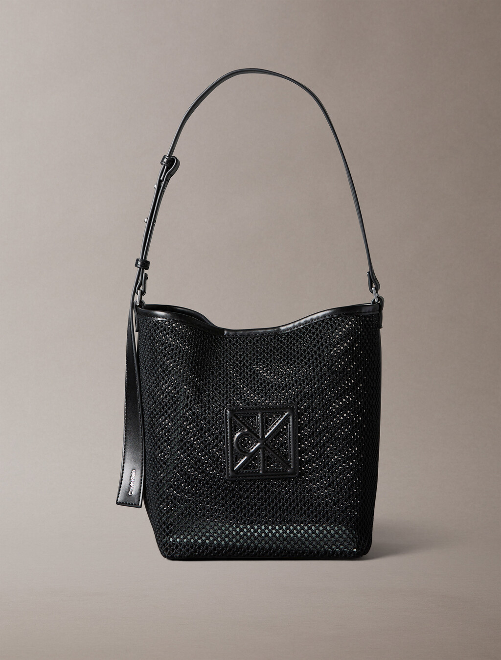 Bolso tipo cubo con logotipo de malla y bolsillo