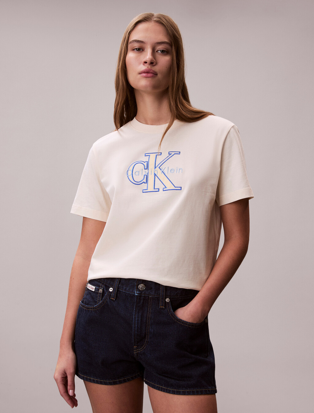 Camiseta con aplique de monograma