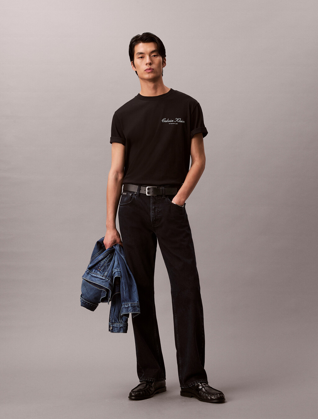 Camiseta con logotipo bordado