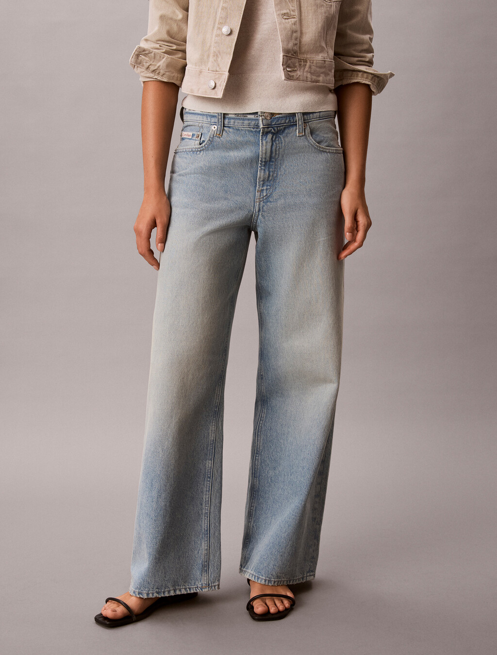 Pantalones vaqueros holgados con cinta con logotipo de bajo corte