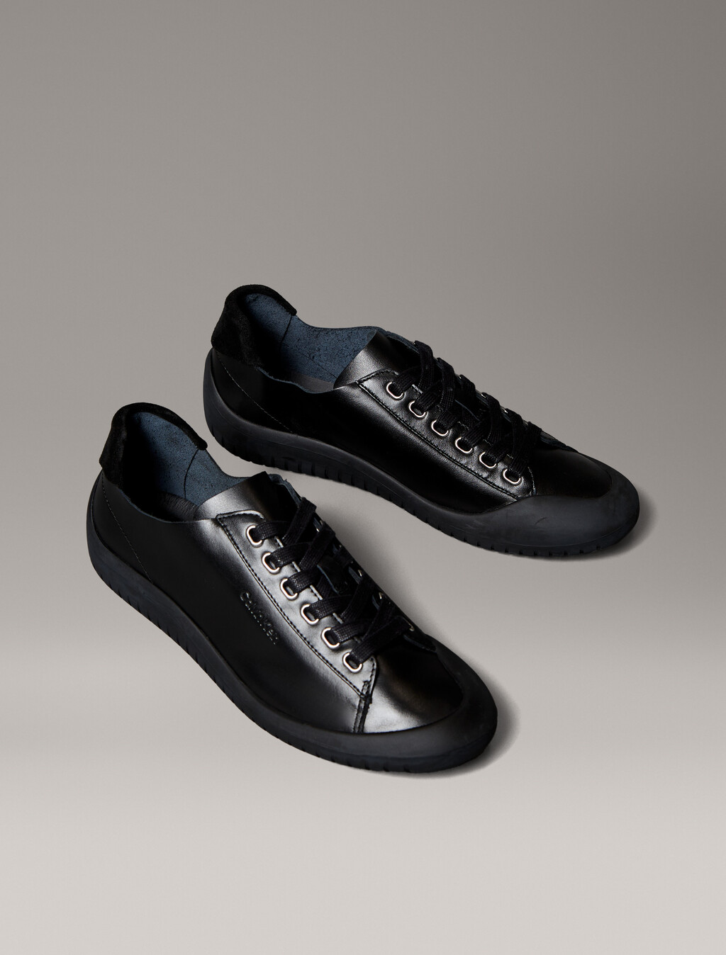 Zapatillas híbridas de cuero suave