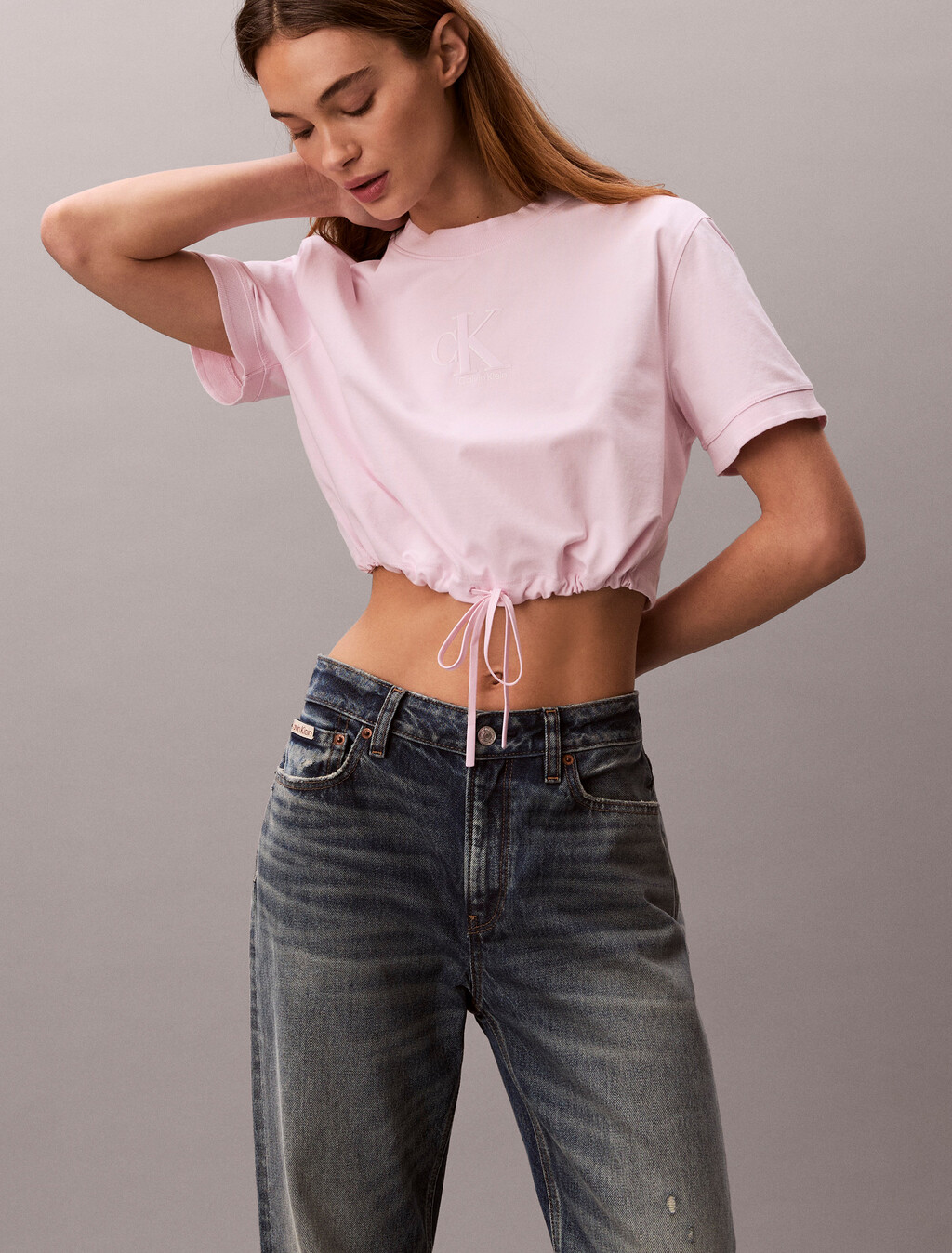 Camiseta con logo y cintura atada acortada