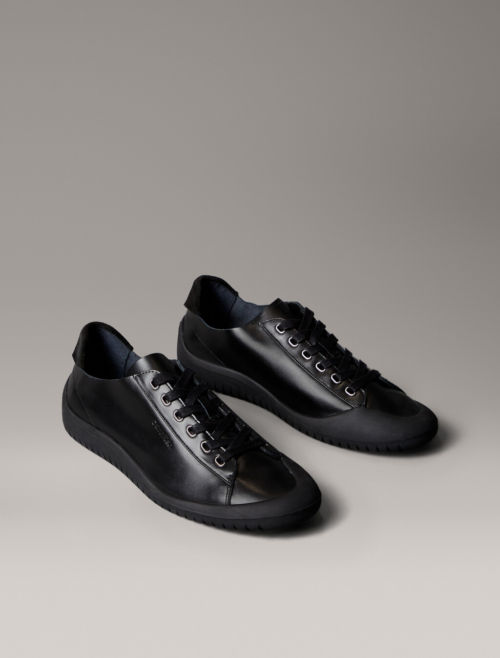 Zapatillas Híbridas de Cuero Suave