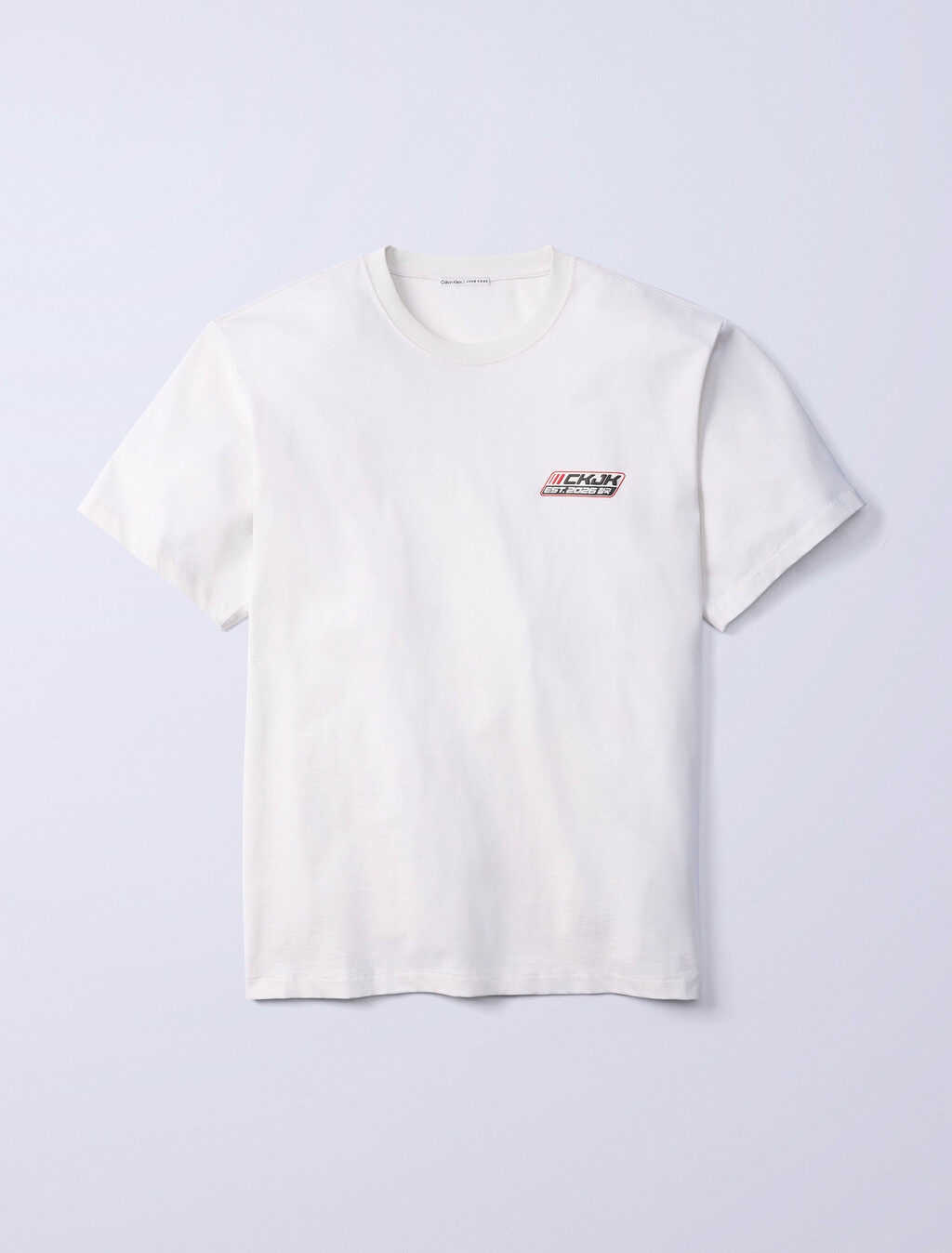 Camiseta holgada con insignia del logotipo de Jung Kook para Calvin Klein